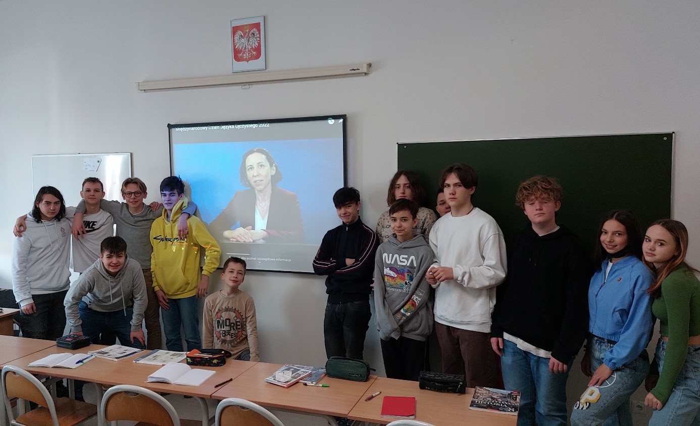 klasa 8 przygotowuje się do rozwiązania testu, słuchając podpowiedzi przygotowanych przez pracowników Uniwersytetu Zielonogórskiego