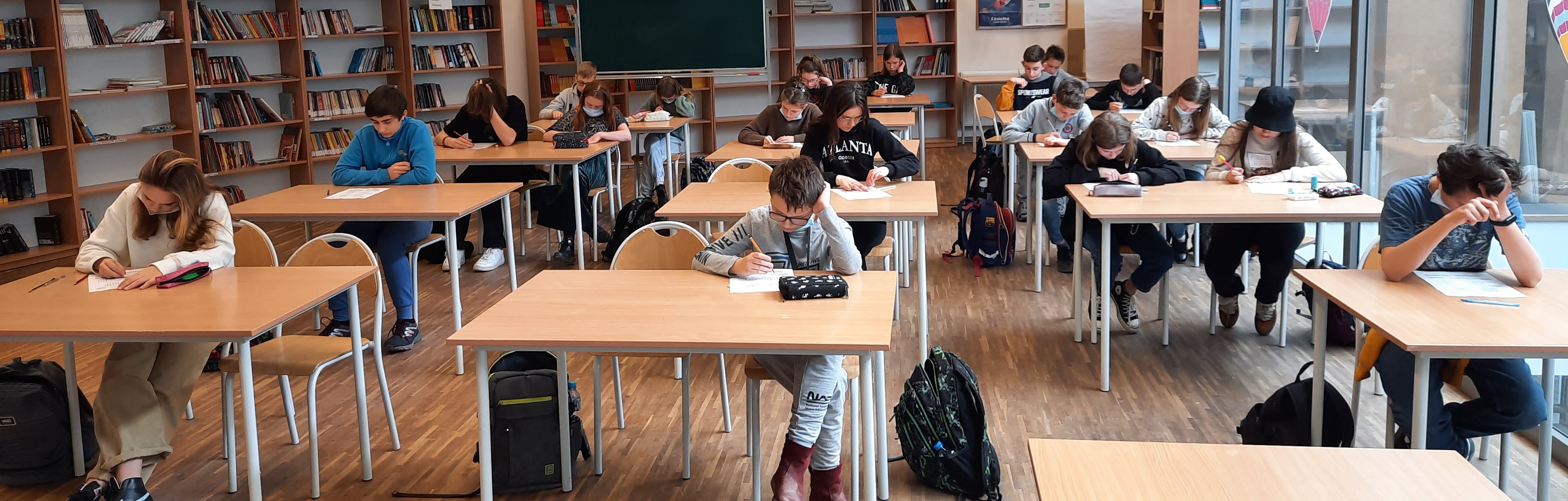 uczniowie rozwiązujący zadania logiczne