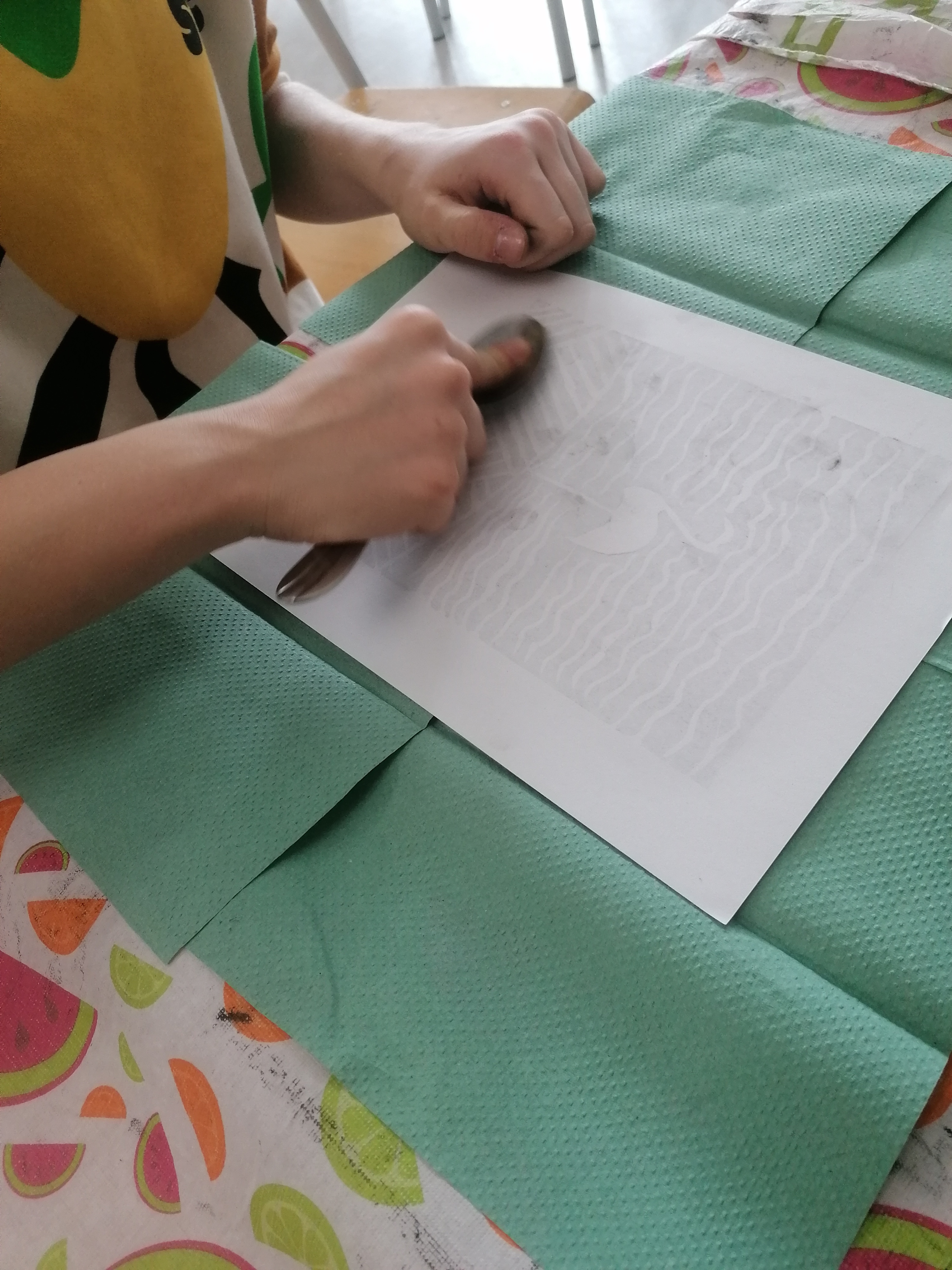 Odciskanie linorytu na papier przy użyciu łyżki kuchennej