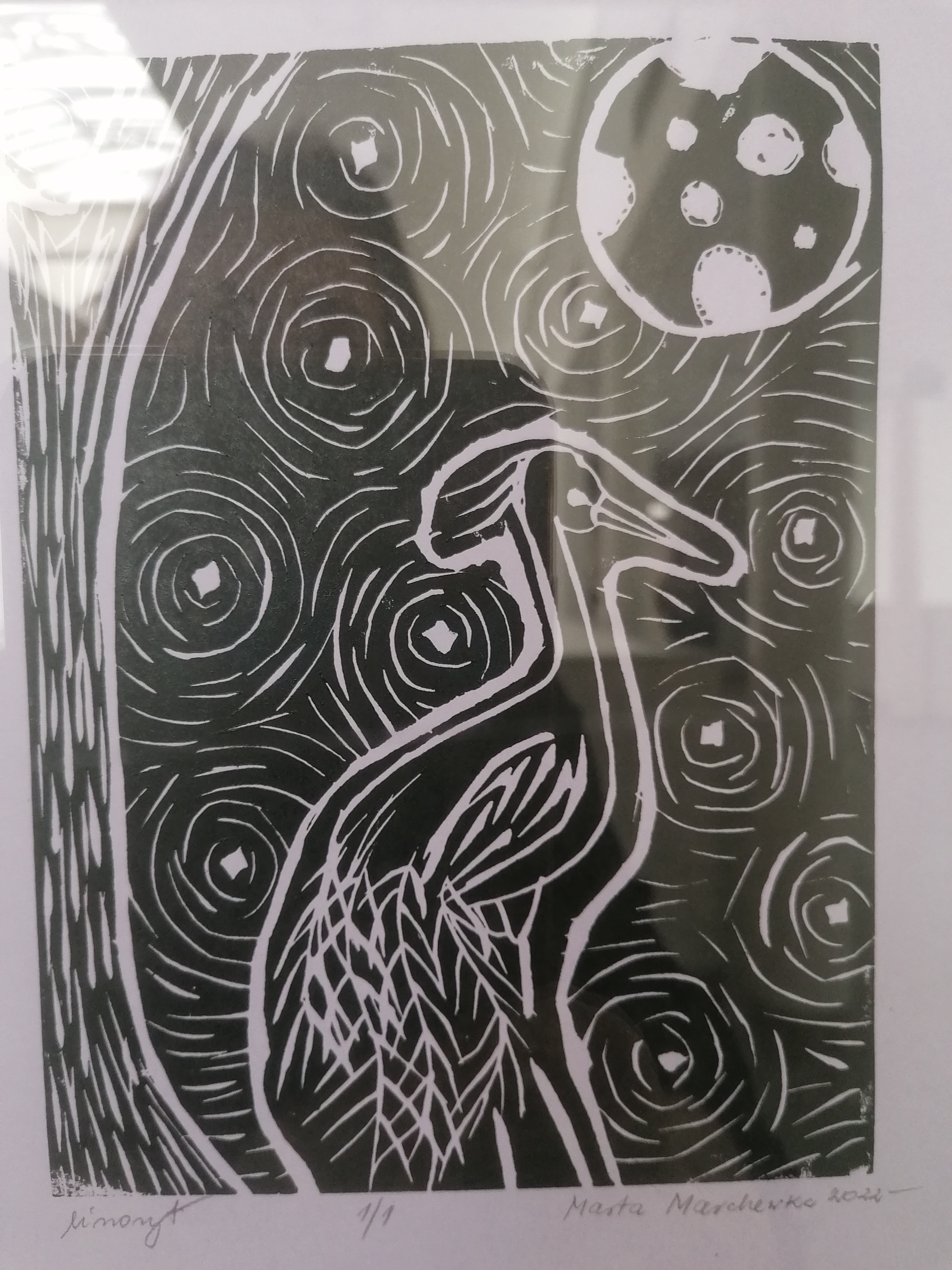 Motyw żurawia projektu Marty Marchewki z kl. 7a. Odbitka graficzna na papierze.